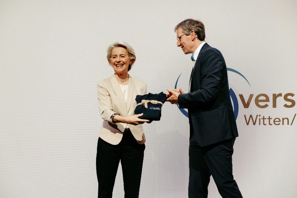 Ursula von der Leyen mit Prof. Dr. Martin Butzlaff (Foto: Johannes Buldmann)