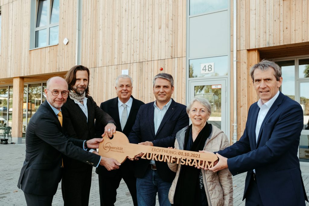 Schlüsselübergabe Architekten an die Hauseigentümer (Foto: Johannes Buldmann)
